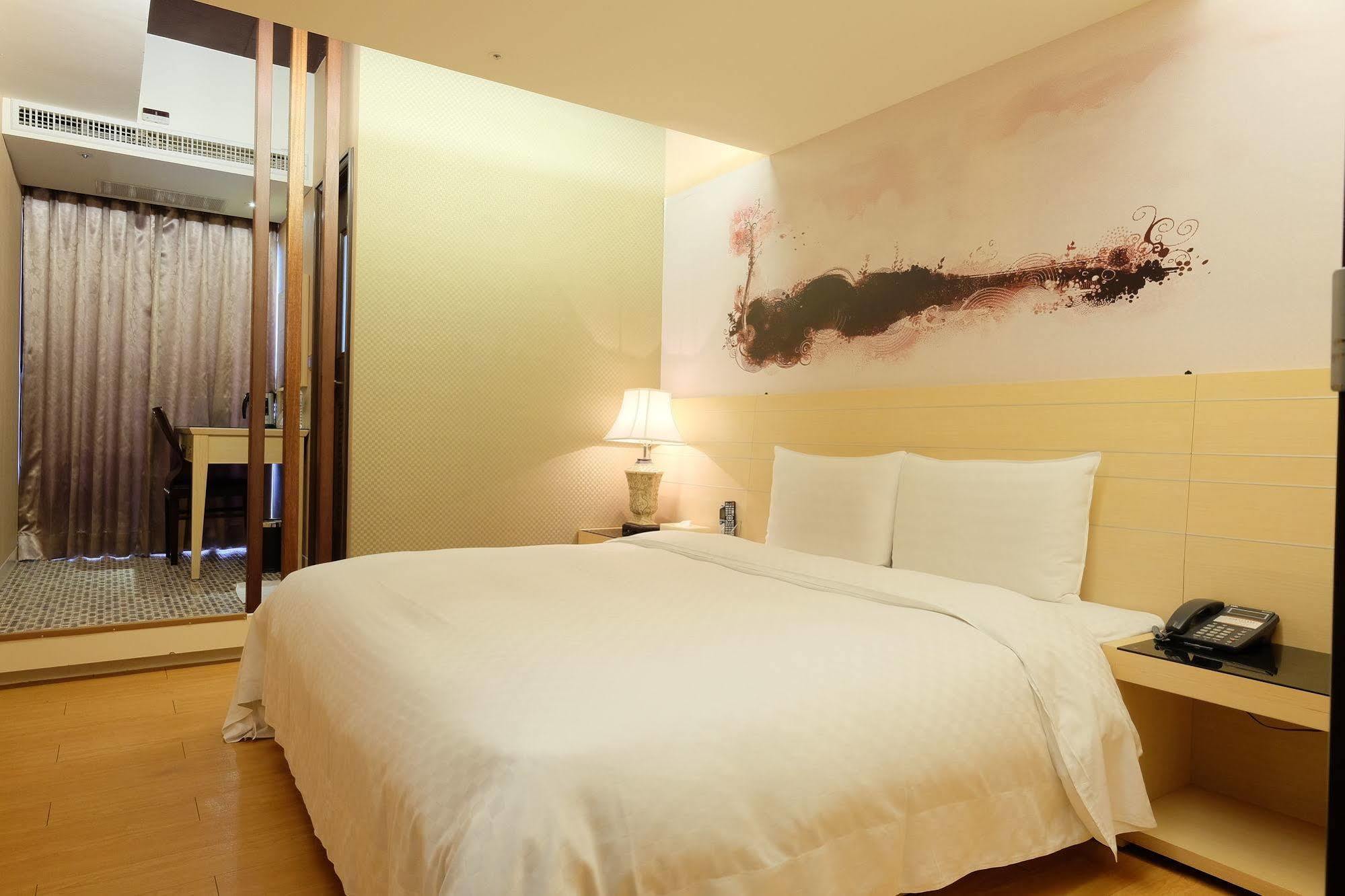 Talmud Hotel Gongyuan Taichung Exteriör bild
