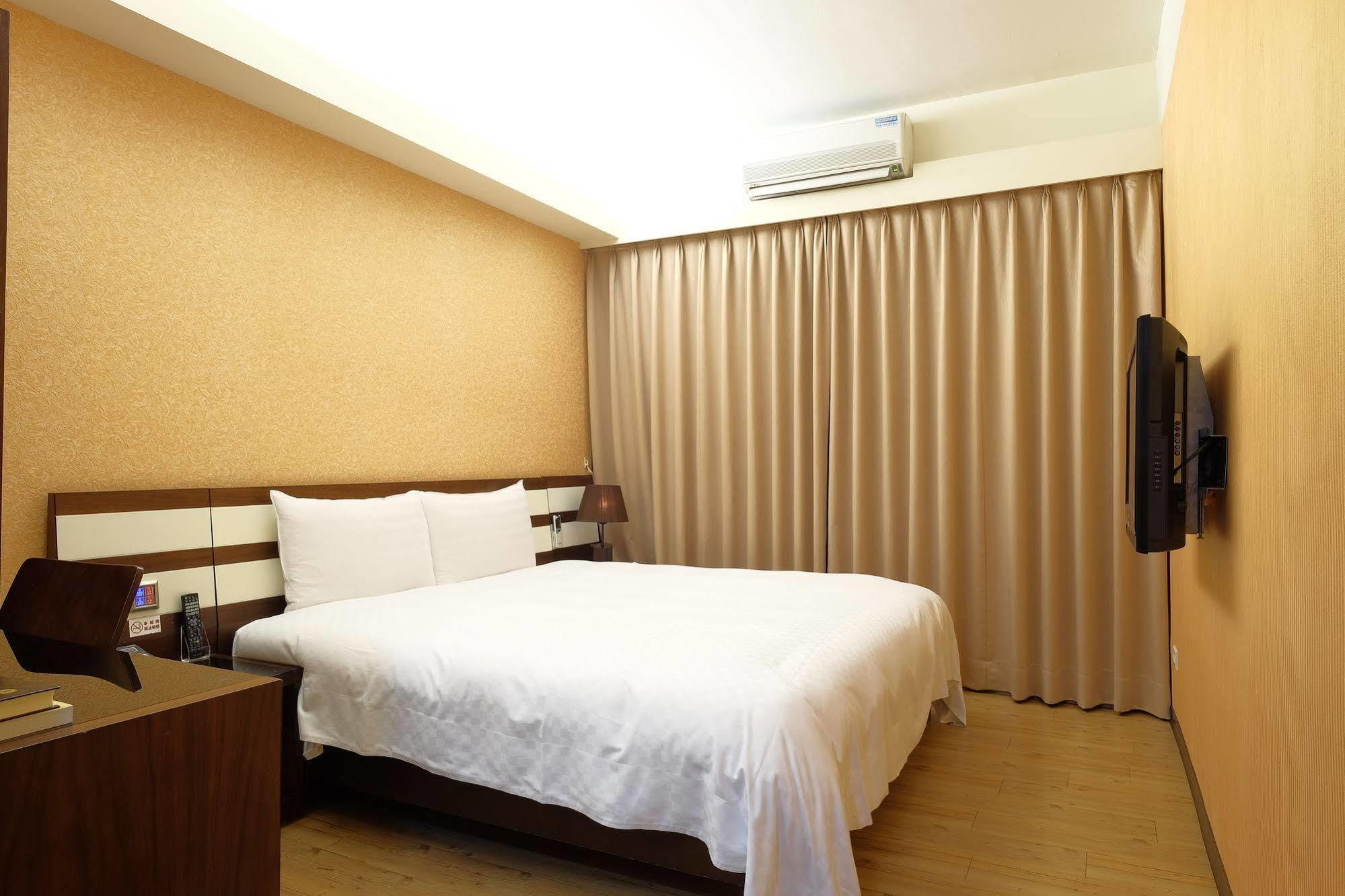 Talmud Hotel Gongyuan Taichung Exteriör bild