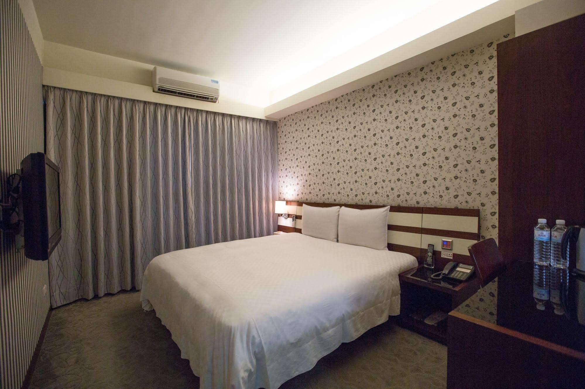 Talmud Hotel Gongyuan Taichung Exteriör bild